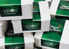 Các hộp quà trắng thắt dải giấy in tên Jabón Concept.